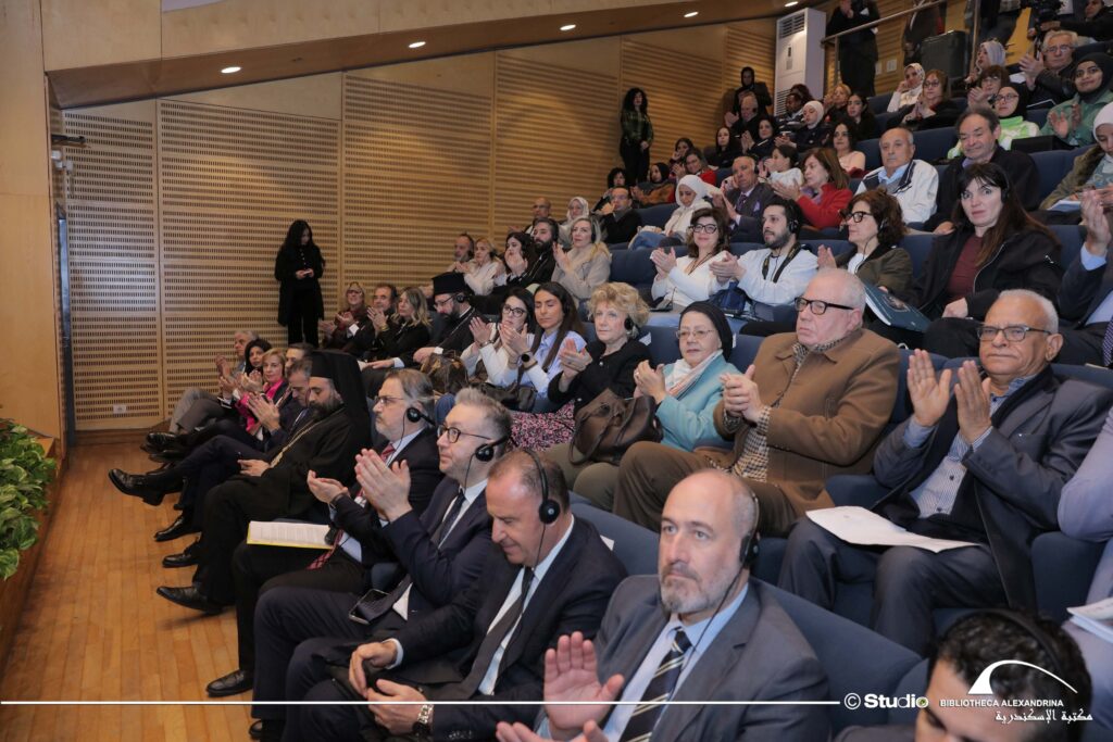 Στο κατάμεστο αμφιθέατρο της Βιβλιοθήκης της Αλεξάνδρειας όπου έγινε η ημερίδα στην τελετή λήξης της εκθέσεως.