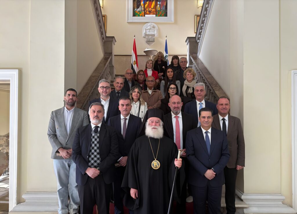 Η αναμνηστική φωτογραφία από την επίσημη επίσκεψη της αντιπροσωπείας της ΚΕΔΕ και του Πειραματικού Εργαστηρίου Βεργίνας στο Πατριαρχείο Αλεξανδρείας και Πάσης Αφρικής.